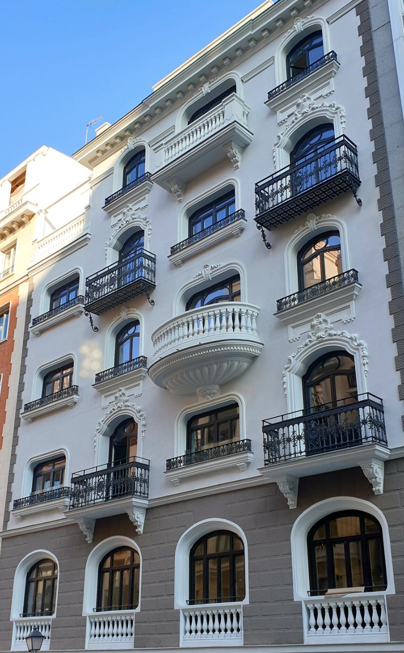 Facade of Alberto Bosch 11, Madrid, venue of the Arte y Concierto group exhibition